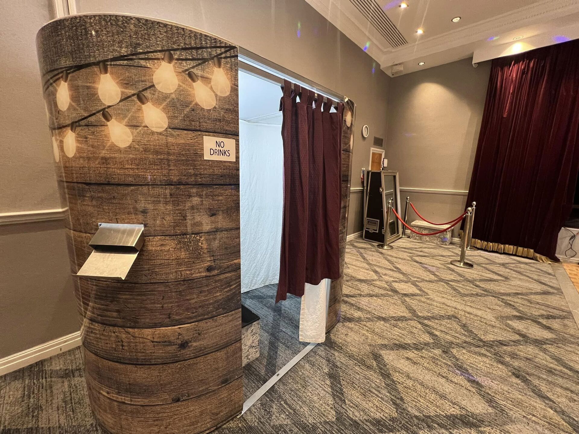 Pete_Pinnington_Productions Selfie Photo Experiences - Oval Photo Booth