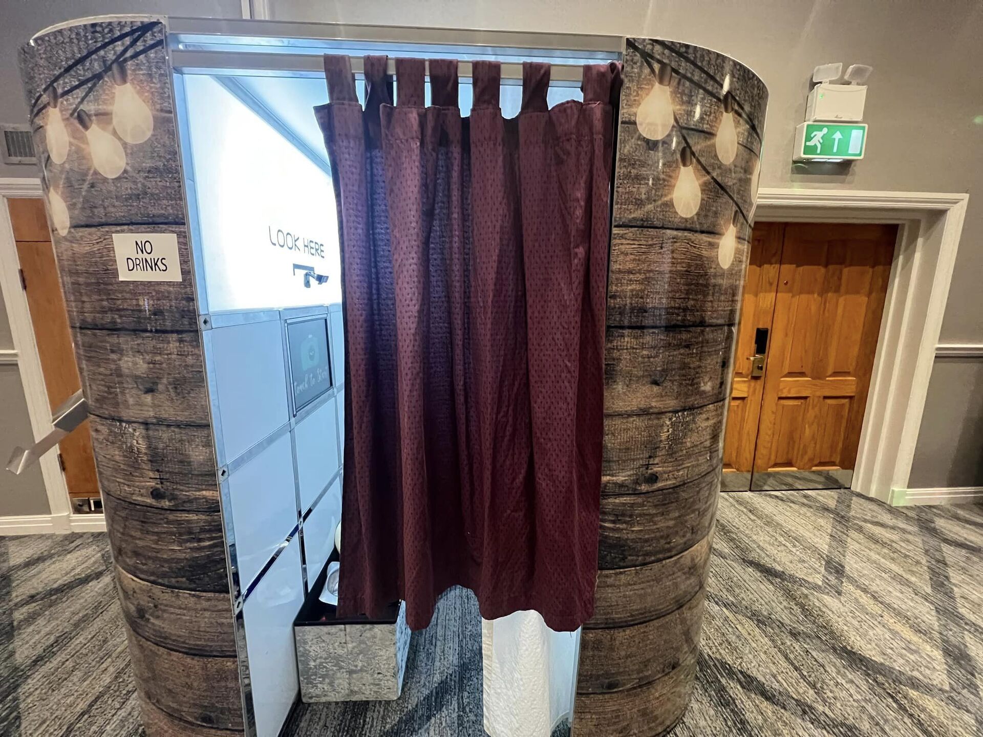 Pete_Pinnington_Productions Selfie Photo Experiences - Oval Photo Booth